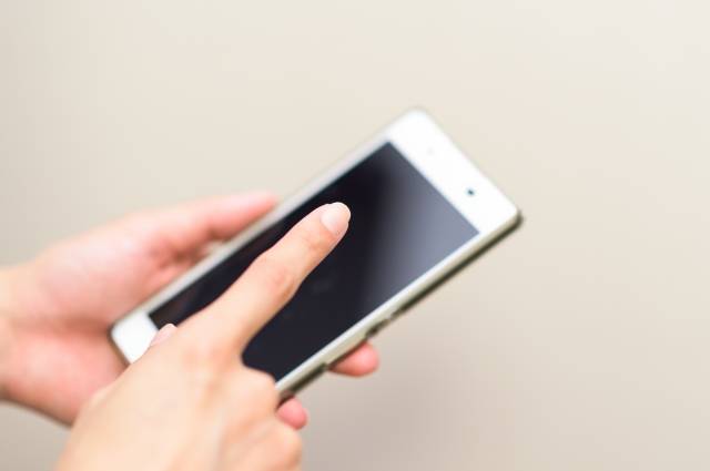 スマホから電話をかける写真