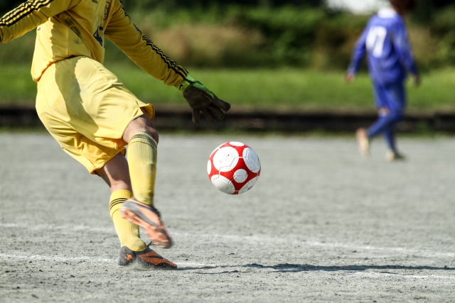 サッカーをする少年の写真
