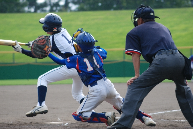 野球をする少年の写真
